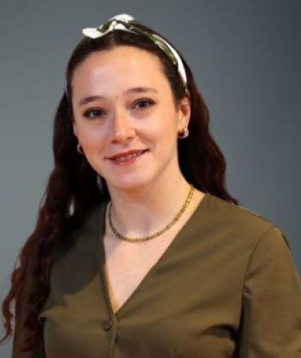 A headshot of Mariana Vieira