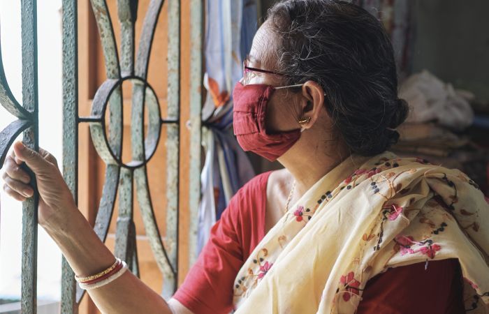 Woman wearing a face mask