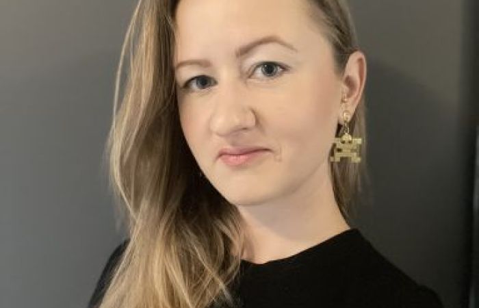 Woman with blonde hair and gold Colombian earring