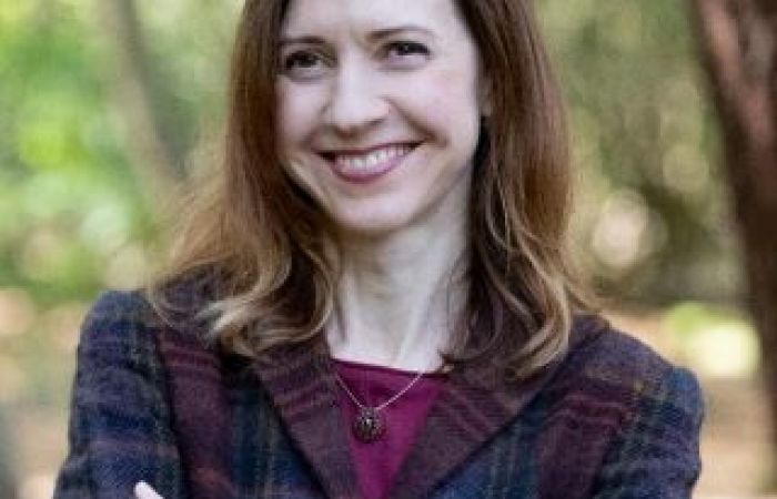 Portrait of Dr Lisa McCormick